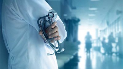 طبيب هندي يضرب مريضًا لإخفاء إصابته بالإيدز | فيديو