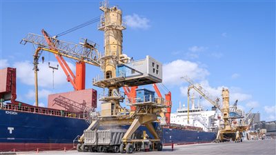 ميناء دمياط يستقبل 17029 طن قمح و2100 طن من زيت الطعام