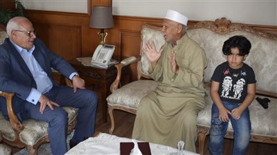 عنده 7 أبناء.. محافظ بورسعيد يستقبل مواطنا لبحث مشكلته ويوجه بالاستجابة الفورية| صور 