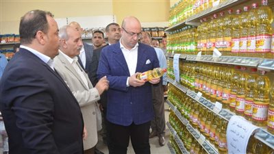 محافظ بني سويف يتفقد فرع الشركة المصرية بإهناسيا للاطمئنان على توافر السلع الأساسية| صور