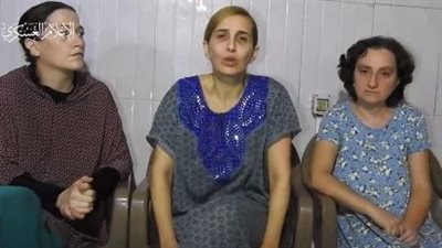 أسيرات إسرائيليات لدى حماس لنتنياهو: أنت تريد أن تقتلنا.. لماذا لا تعطيهم أسراهم وتحررنا؟