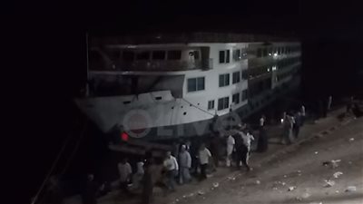 بعد تعرضها لثقب.. استمرار رسو باخرة سياحية بمرسى كوم أمبو في أسوان استعدادًا لإصلاحها |بث مباشر