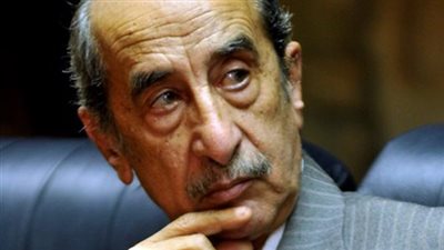 من التألق صحفيًا للزواج من نجلاء فتحي.. كيف عاش حمدي قنديل مرتين؟