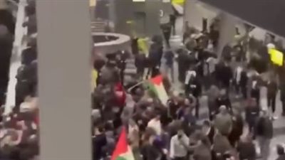 مواطنون روس يهاجمون طائرة ركاب إسرائيلية في مطار بداغستان | فيديو