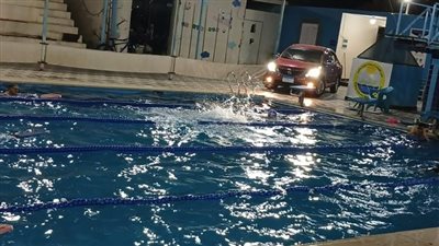 بعد انقطاع الكهرباء.. مدرب سباحة يدرب لاعبيه على مصباح السيارة بالأقصر  