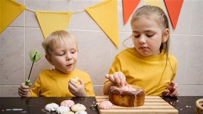 خرافة تبنتها الأمهات.. حقيقة فرط الحركة والنشاط عند الأطفال بعد تناول الحلوى