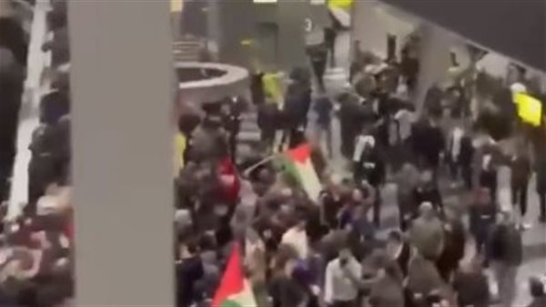 مواطنون روس يهاجمون