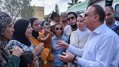 محافظ الإسكندرية يطلق قافلة طبية بالعامرية.. ويؤكد حرص الدولة ومؤسساتها على دعم البسطاء في القرى والنجوع