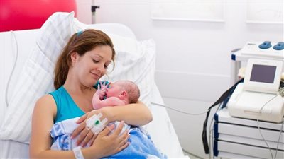 الطريقة الصحيحة للنوم بعد الولادة القيصرية.. تعرفي على الممنوعات وموعد الاستحمام