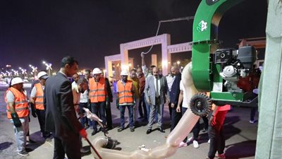محافظ أسوان يجري تجربة عملية لمعدات وحدة نظافة وتجميل المتنزهات السياحية
