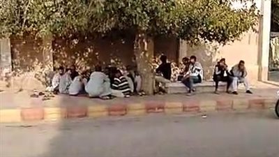 حزن بين أسر ضحايا حادث الطريق الصحراوي خلال انتظار نتائج الـ DNA أمام المستشفى | بث مباشر