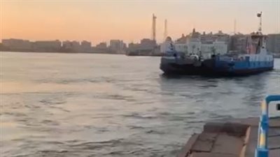 انتشال جثمان شخص لقي مصرعه غرقًا بالمجرى الملاحي لقناة السويس | بث مباشر