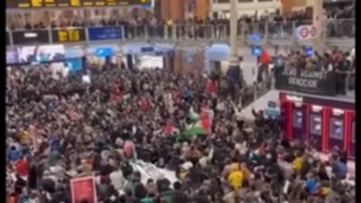 قطع السكة الحديد بمدينة ليفربول ببريطانيا احتجاجا على قصف جباليا بغزة