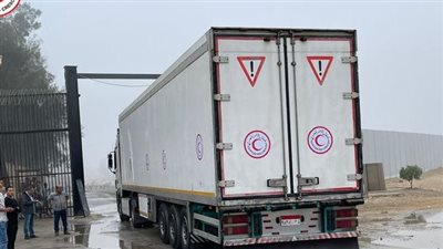 26 شاحنة جديدة من المساعدات العاجلة يسلمها الهلال الأحمر للجانب الفلسطيني 