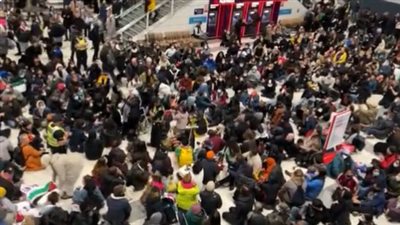 فلسطين حرة.. تجمع المئات في محطة مترو ليفربول بلندن لدعم غزة | فيديو