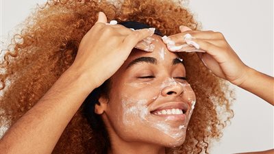 إحداها لتايلور سويفت.. دراسة حديثة تجمع قائمة تشغيل أفضل الأغاني للعناية بالبشرة