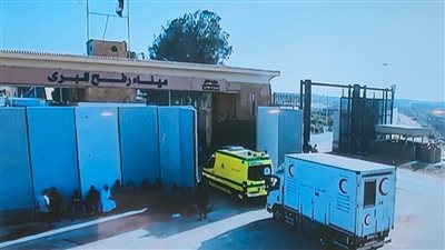 مرور سيارات إسعاف وشاحنات مساعدات من مصر إلى غزة عبر معبر رفح