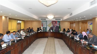 محافظ الفيوم يعقد اجتماعا لمواجهة ظاهرة التعدي على الأراضي الزراعية