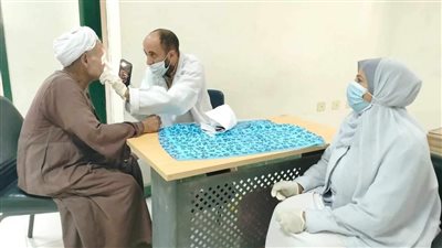 توقيع الكشف الطبي على 1768 حالة خلال قافلة طبية بقرية السرارية بمركز سمالوط بالمنيا
