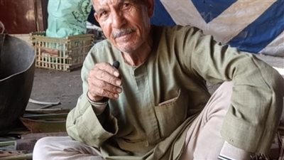 قصة كفاح أقدم قفاص ببني سويف: بنصنع كل حاجة من الجريد.. وشغال فيها بقالي 50 سنة | بث مباشر
