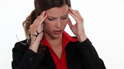 علاج الصداع النصفي في المنزل بـ 8 خطوات طبيعية ومسكنات دوائية