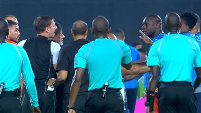 اشتباكات بين لاعبي الأهلي وصن داونز بعد انتهاء الشوط الأول