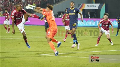 فرص ضائعة بالجملة وإقصاء الأحمر.. ماذا حدث في آخر مواجهة بين الأهلي وصن داونز بالقاهرة؟