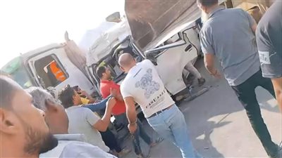 إصابة 13 عاملًا في تصادم ميني باص ومعدة ثقيلة بطريق السويس - العين السخنة