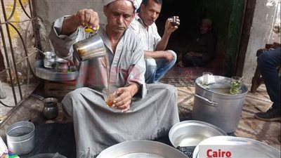 40 سنة مع الوابور أبوكباس.. مسن يبيع الشاي ببني سويف: بشتغل عشان علاج والدتي ونفسي حد يساعدني | بث مباشر