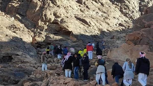 وصول 140 سائحا إلى