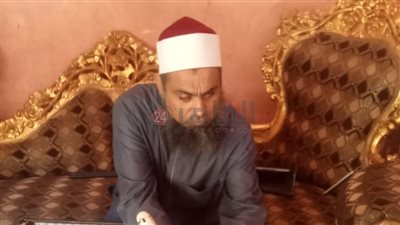 معجزة في تصليح الأجهزة الإلكترونية.. الشيخ مصطفى كفيف يعمل مهندس كُمبيوتر بالفيوم: البصيرة في العقل