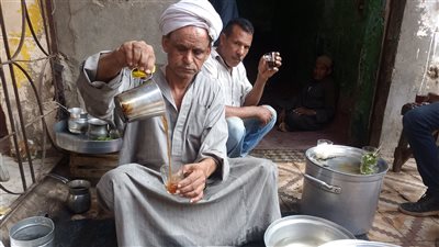 بيعمل الشاي على البابور النحاس في بني سويف.. عم بكري: 40 سنة شقى وبصرف على أمي| فيديو 