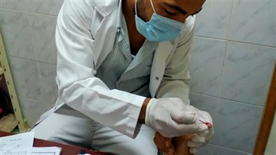 الكشف على 800 مواطن في قافلة مجانية بقرية دير النواهض بقنا