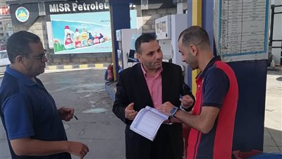 محافظ الإسكندرية يُتابع انتظام العمل بمواقف سيارات الأجرة ومحطات الوقود