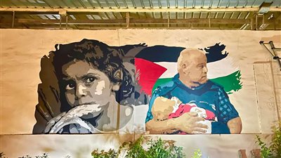 بينتقموا منا في الأولاد معلش.. فنان جرافيتي بالدقهلية يرسم جدارية للصحفي وائل الدحدوح