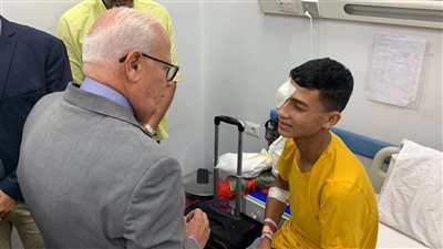 محافظ بورسعيد يزور مصابي غزة بمستشفى الرمد التخصصي.. ويداعب أحد لاعبي الكرة: تعالى عندنا في المصري | صور