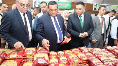 وزير التنمية المحلية يتفقد معرض بيع السلع بأسعار مخفضة بالدقهلية ويوجه بإقامة المزيد من منافذ البيع