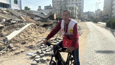 نفاد الوقود لم يوقفه.. طبيب فلسطيني يتنقل بالدراجة تحت القصف بين مصابي غزة لإسعافهم: هي الحل الوحيد | خاص