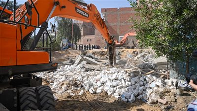 مبانٍ مخالفة ومعتدية على نهر النيل.. الري تزيل برجين سكنيين ببني سويف