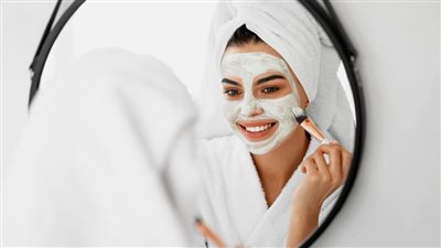 ماسكات للوجه في البيت.. 4 طرق سهلة أحدها بالنشا وأخرى بمكونين فقط