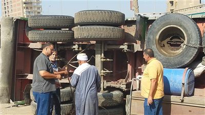 بسبب الشبورة.. انقلاب سيارة نقل محملة بالقطن في الغربية | صور
