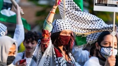 صور الشال الفلسطيني.. تعرف على معنى كل نقشة فيه؟