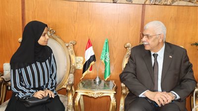 إحنا أهلك.. رئيس جامعة المنوفية يعزي طالبة فلسطينية فقدت 26 فردا من أسرتها في غزة