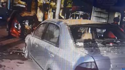 تسببت في تحطم 3 سيارات.. تفاصيل سقوط شرفة عقار مأهول بالسكان بحي الجمرك | بث مباشر 