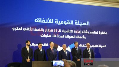 النقل توقع عقود إعادة تأهيل قطارات المترو وتنفيذ المرحلة الرابعة والخامسة من القطار الكهربائي الخفيف