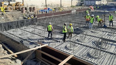 اتخانقوا فوق الخرسانة.. عامل يدفع زميله من أعلى الطابق الثاني ويصيبه بكسر في الجمجمة