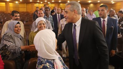 وزير العمل: باب الوزارة مفتوح أمام جميع عمال مصر.. وهم شريك رئيسي في التنمية