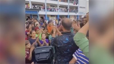 وعهد الله ما هنرحل.. أطفال غزة يرقصون رغم القصف والدمار داخل مدرسة خان يونس بـ الأونروا|فيديو