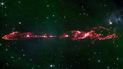 يصدر غازات حمراء.. ناسا تلتقط صورا لنجم حديث الولادة في منطقة فلكية غريبة