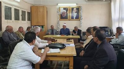 رئيس المنطقة الأزهرية بالغربية يناقش سير العملية التعليمية بالمعاهد وكيفية مواجهة معوقات العمل 